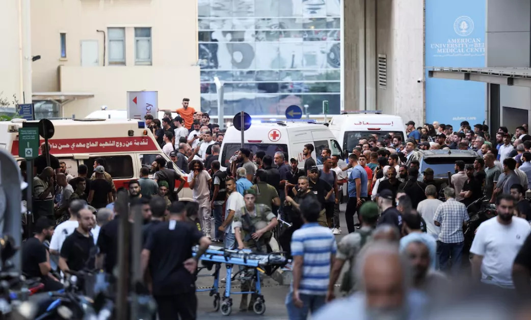 Ambulâncias chegam ao Centro Médico da Universidade Americana de Beirute (AUBMC)