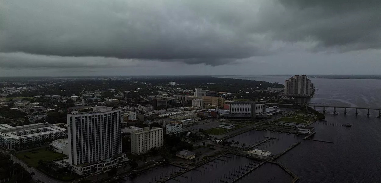 Imagem feita por drone mostra nuvens de tempestade sobre o rio Caloosahatchee em meio à aproximação do furacão Milton