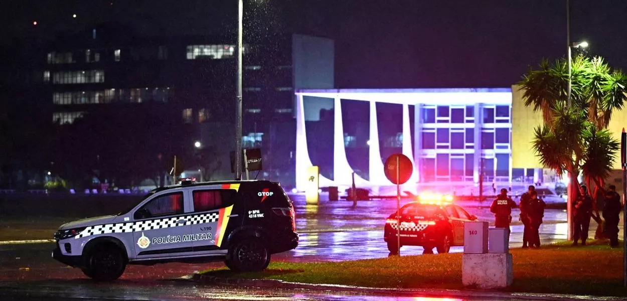 Viaturas policiais em frente ao Supremo Tribunal Federal após explosões na Praça dos Três Poderes, em Brasília 13/11/2024 