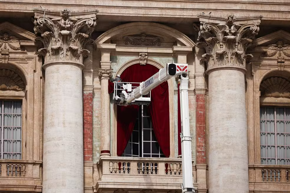 Vaticano instala cortinas em varanda da Basílica de São Pedro