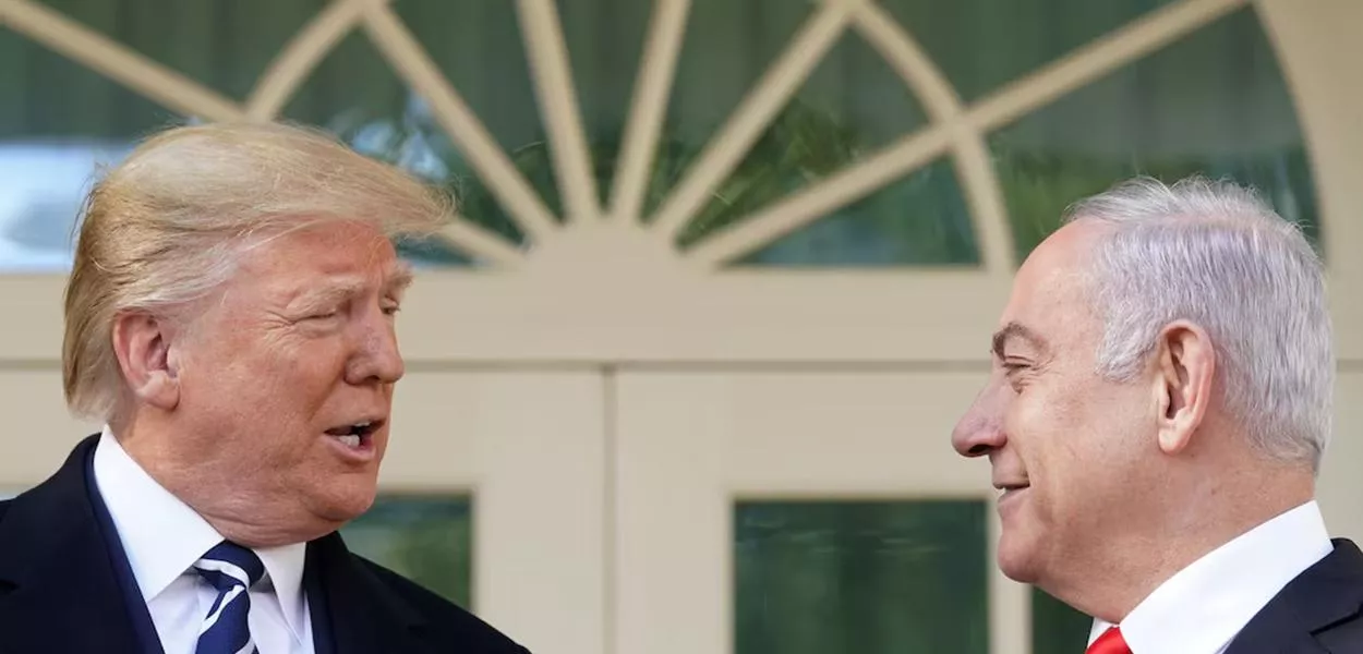 Donald Trump (à esq.) e Benjamin Netanyahu durante encontro bilateral em meio a tensões no Oriente Médio