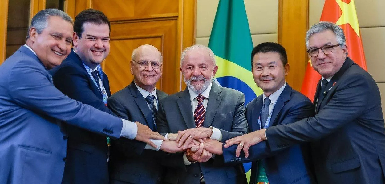 O presidente Lula (PT) com Rui Costa, Alexandre Padilha e empresários durante o Fórum Brasil-China em Pequim