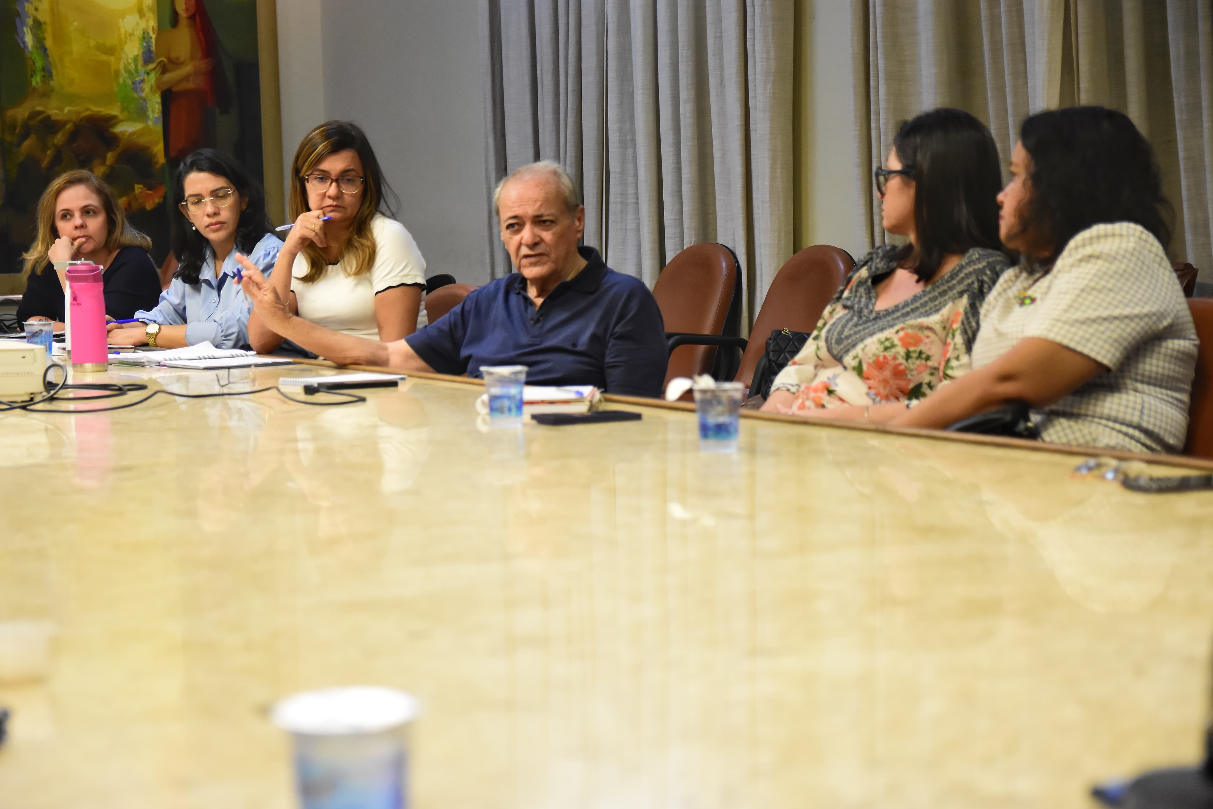 Prefeito Silvio Mendes reúne entidades que cuidam de crianças autistas em Teresina