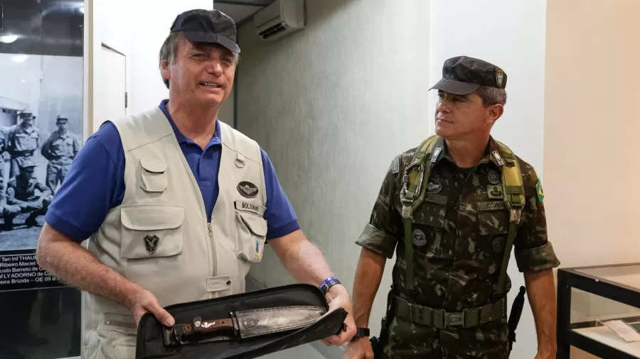 Bolsonaro e o general Mario Fernandes em quartel do Exército em Goiânia