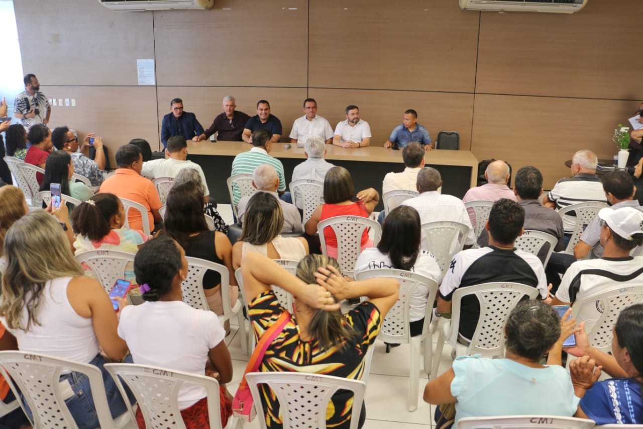 Vinício Ferreira reuniu sua base aliada no salão nobre da Câmara Municipal de Teresina