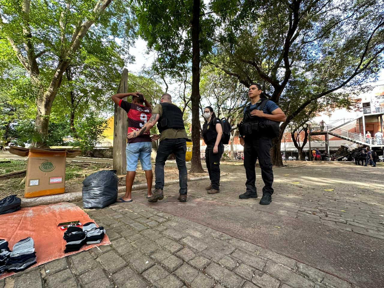 Polícia aborda vendedores ambulantes na Praça da Bandeira