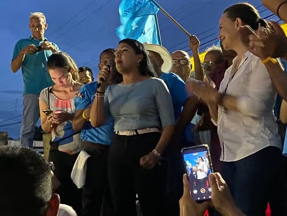 María Oropeza (de azul) discursa ao lado da líder da oposição a Nicolás Maduro, María Corina (de branco)