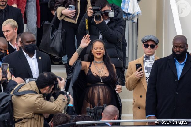 Rihanna chegando no desfile da Dior