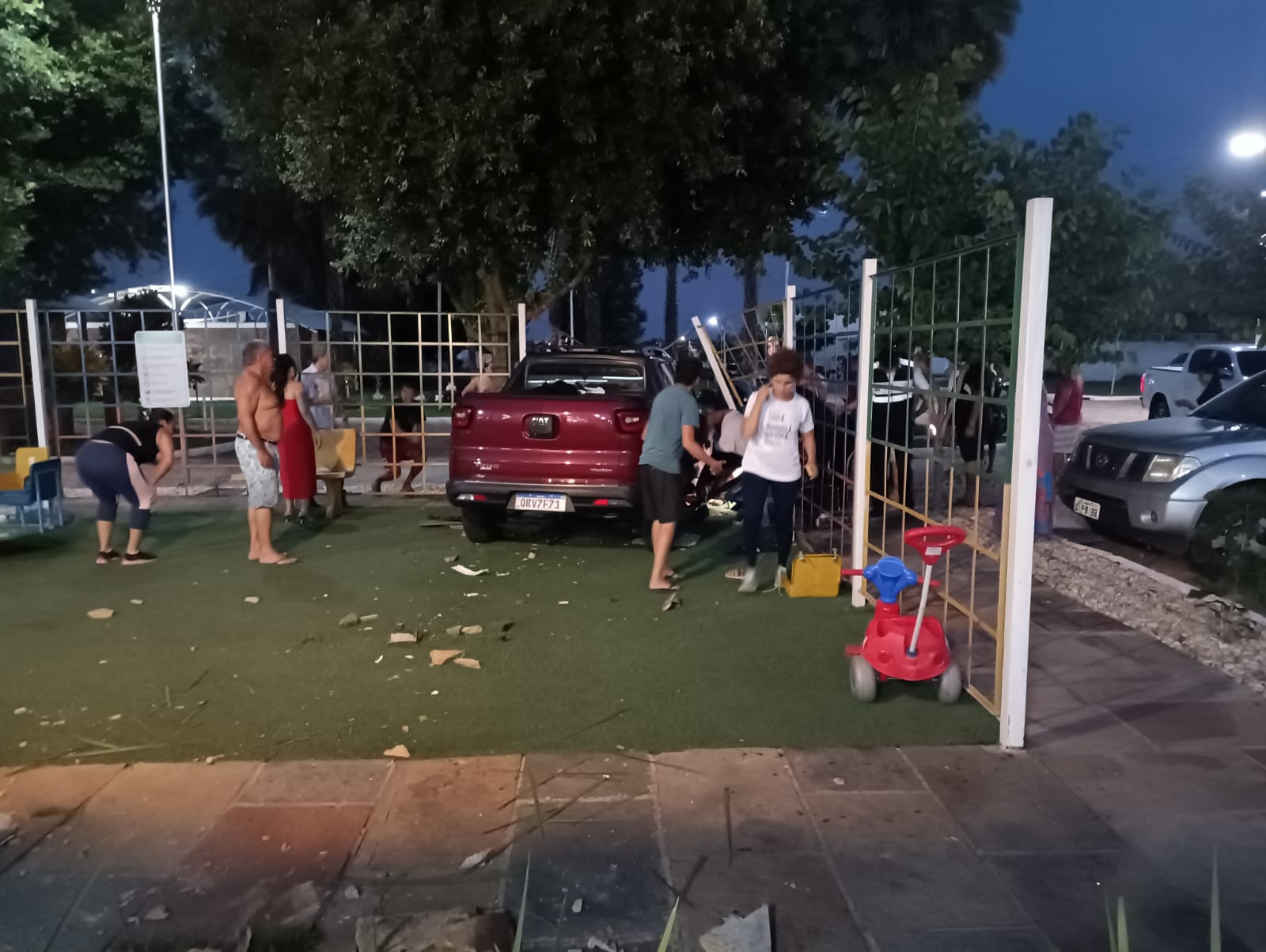 O carro descontrolado ficou dentro do playground