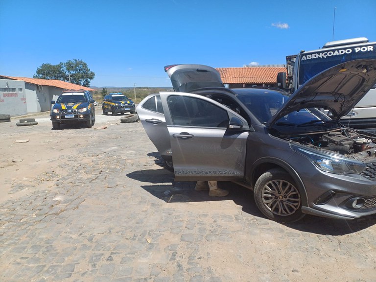Carro roubado em Teresina é interceptado em Floriano