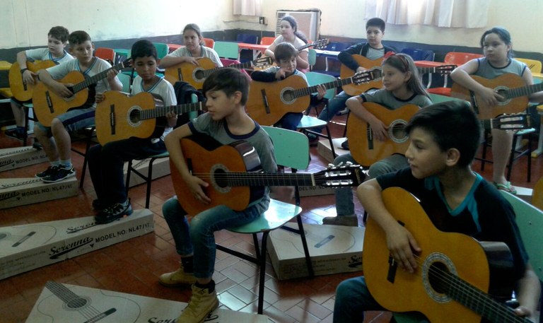 Crianças tocando violão