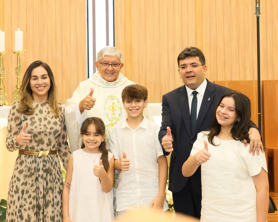 Governador Rafael Fonteles e família durante Missa em Ação de Graças