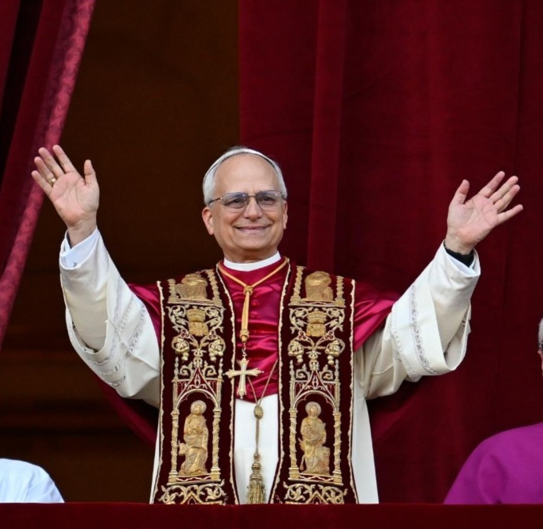 Papa Leão XIV em sua primeira aparição depois de eleito