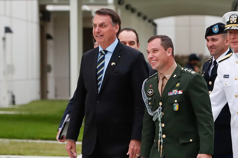 Jair Bolsonaro e Mauro Cid em imagem de março de 2020