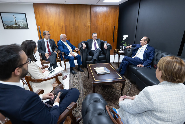 Deputado e senadores do PI em reunião com o presidente do STF, Luís Roberto Barroso