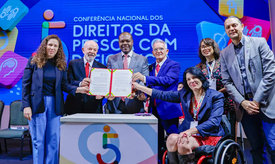 Lula assina decreto que cria sistema de emissão de carteira nacional da pessoa com TEA