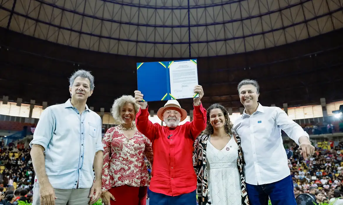 Lula aumenta investimento em cursinhos populares