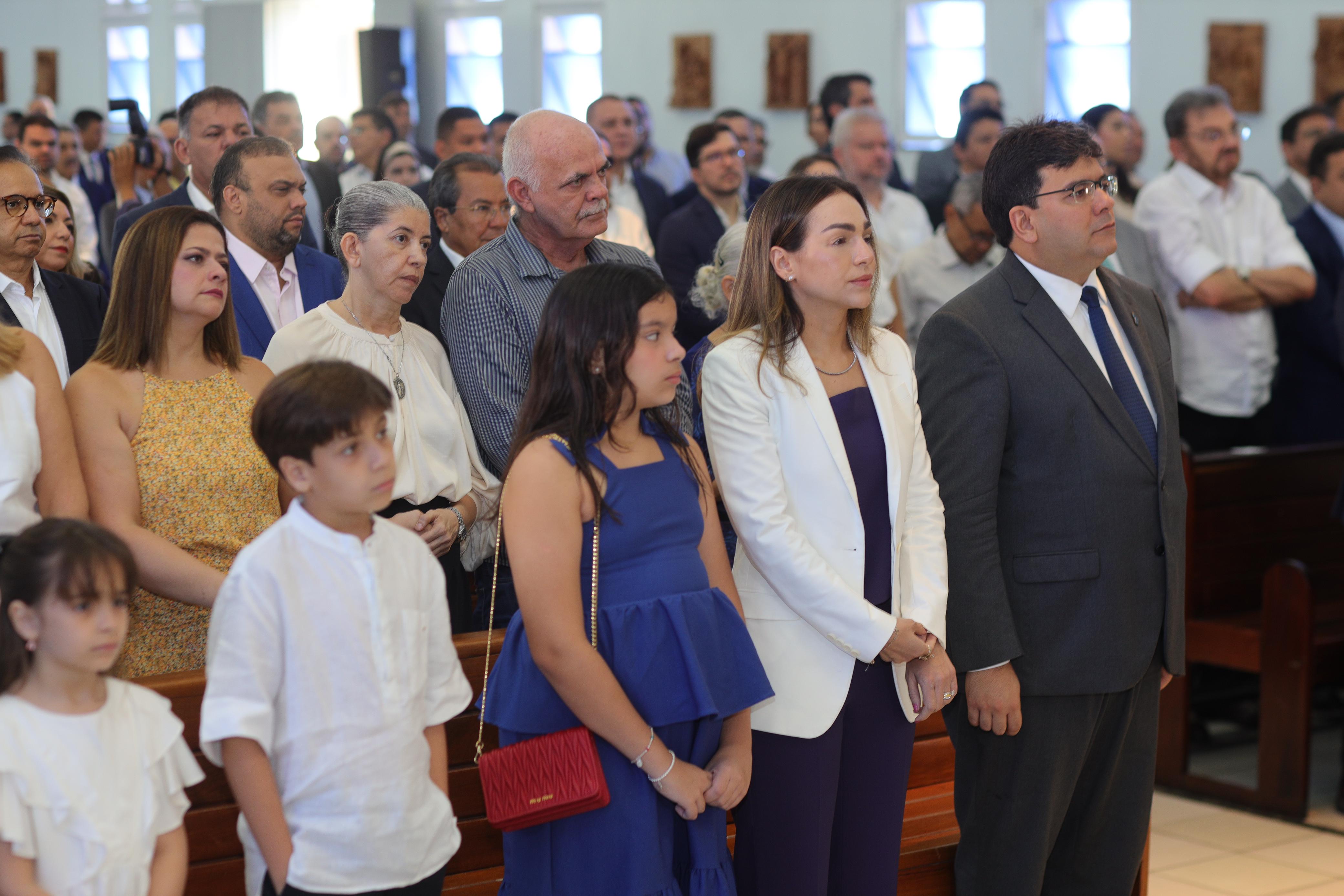 Rafael Fonteles ao lado da esposa Isabel e filhos Thereza, Thomaz e Elisa