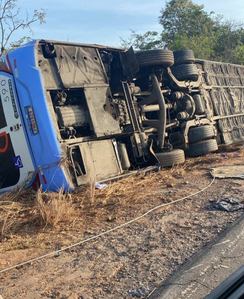 Ônibus tomba na MA-034 e deixa dois mortos em Santa Quitéria