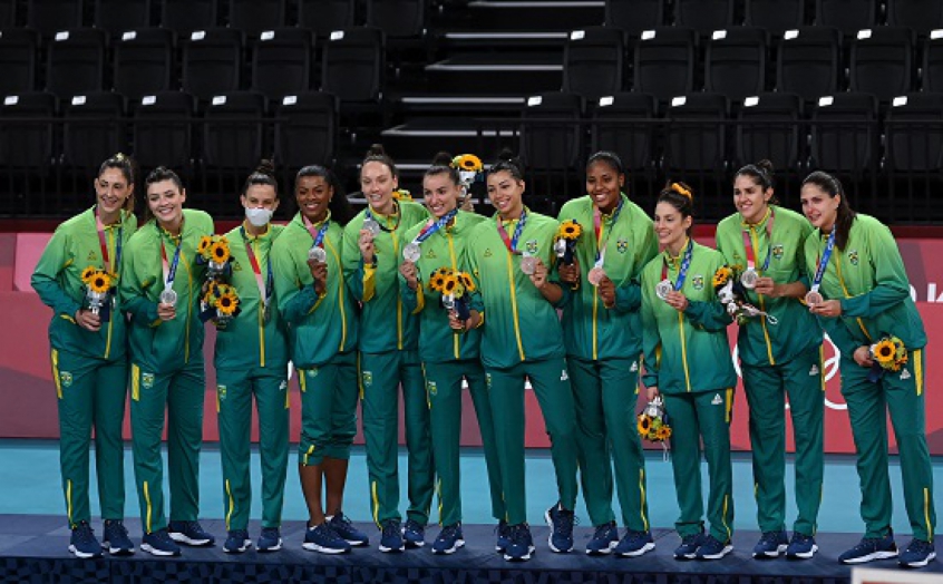 Seleção brasileira feminina de vôlei perde para os EUA e fica com