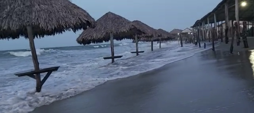Ondas atingem barracas em praias do litoral do Piauí