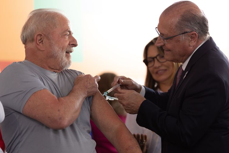 Lula é vacinado por Alckmin