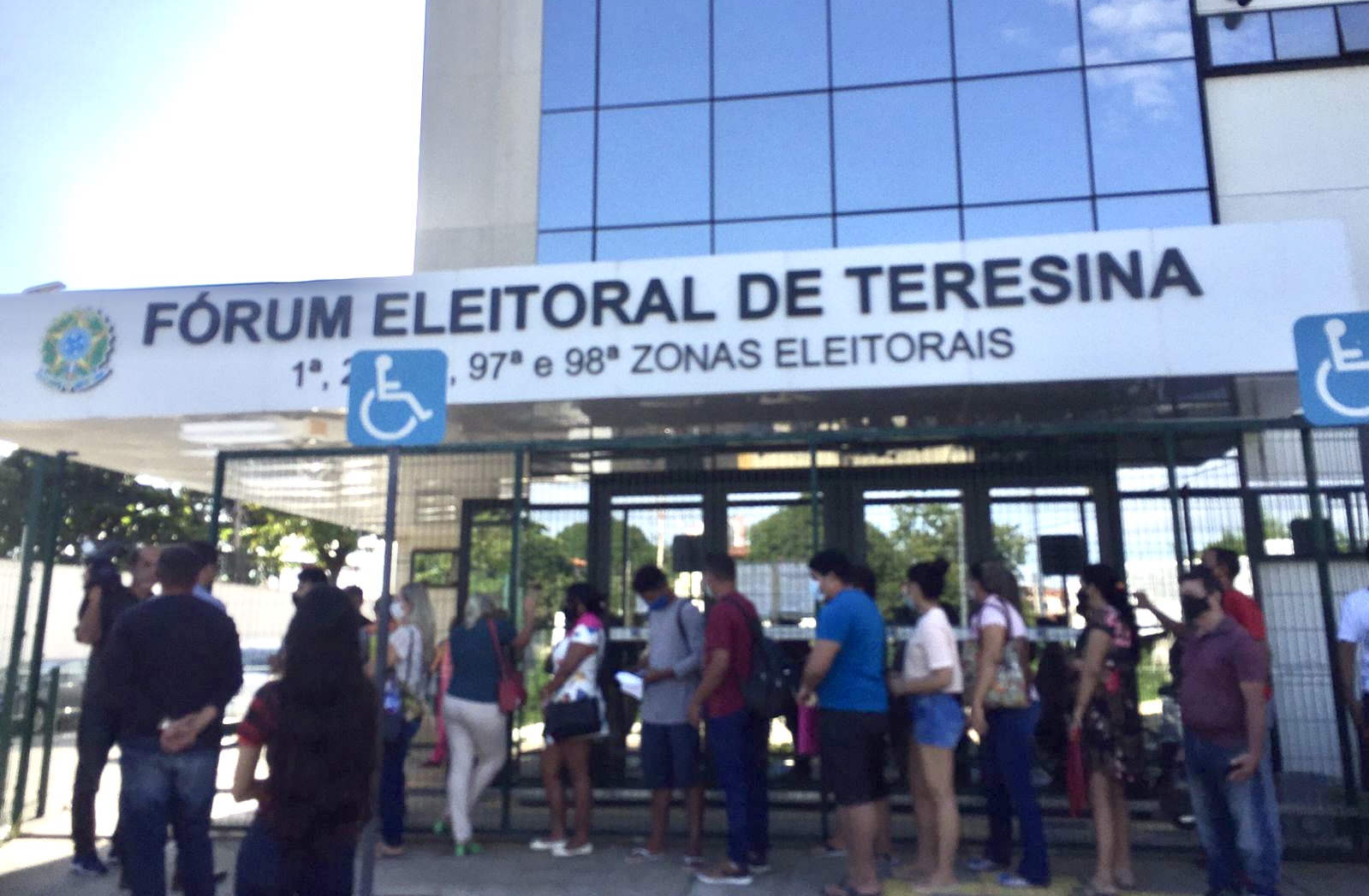 Eleitores enfrentam longas filas para regularizar título em Teresina