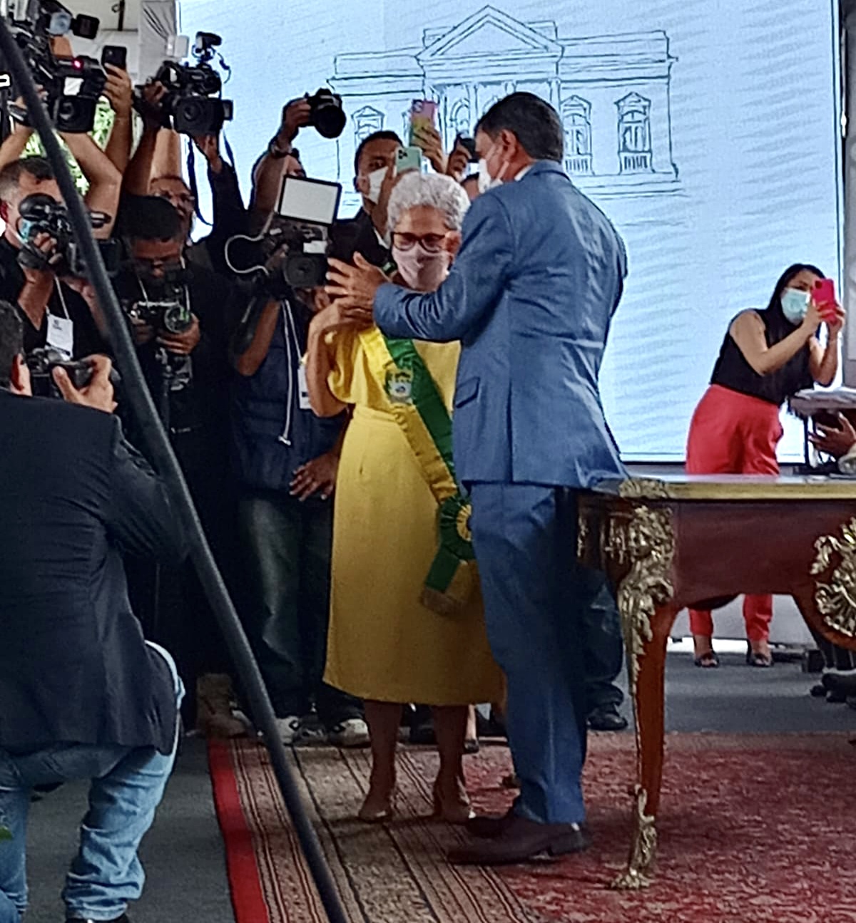 Regina Sousa recebe faixa de governadora