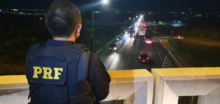 Agente da PRF durante fiscalização