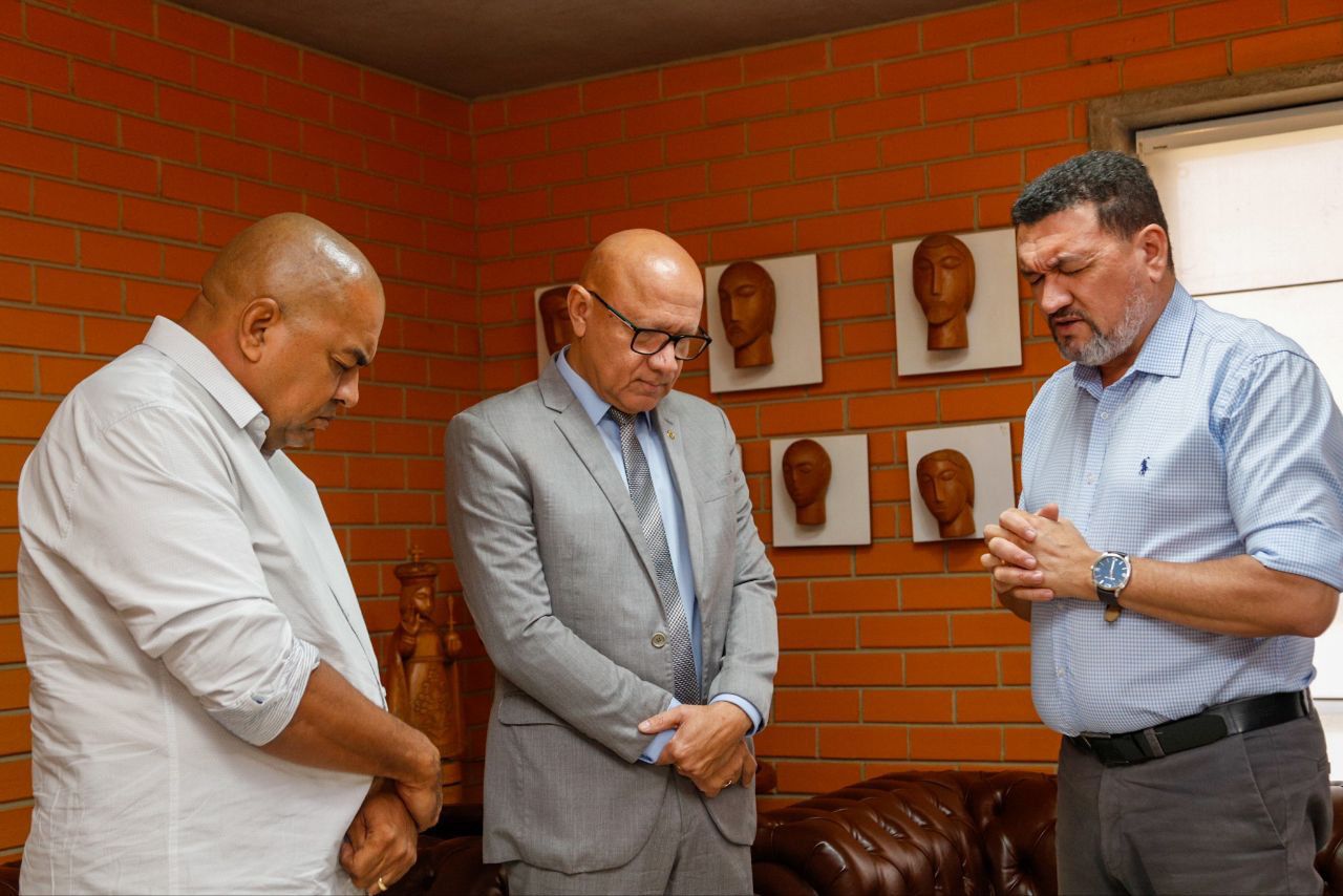 Frazé com o presidente da Aliança de Pastores de Teresina, pastor Macedo Júnior, e o missionário João Batista