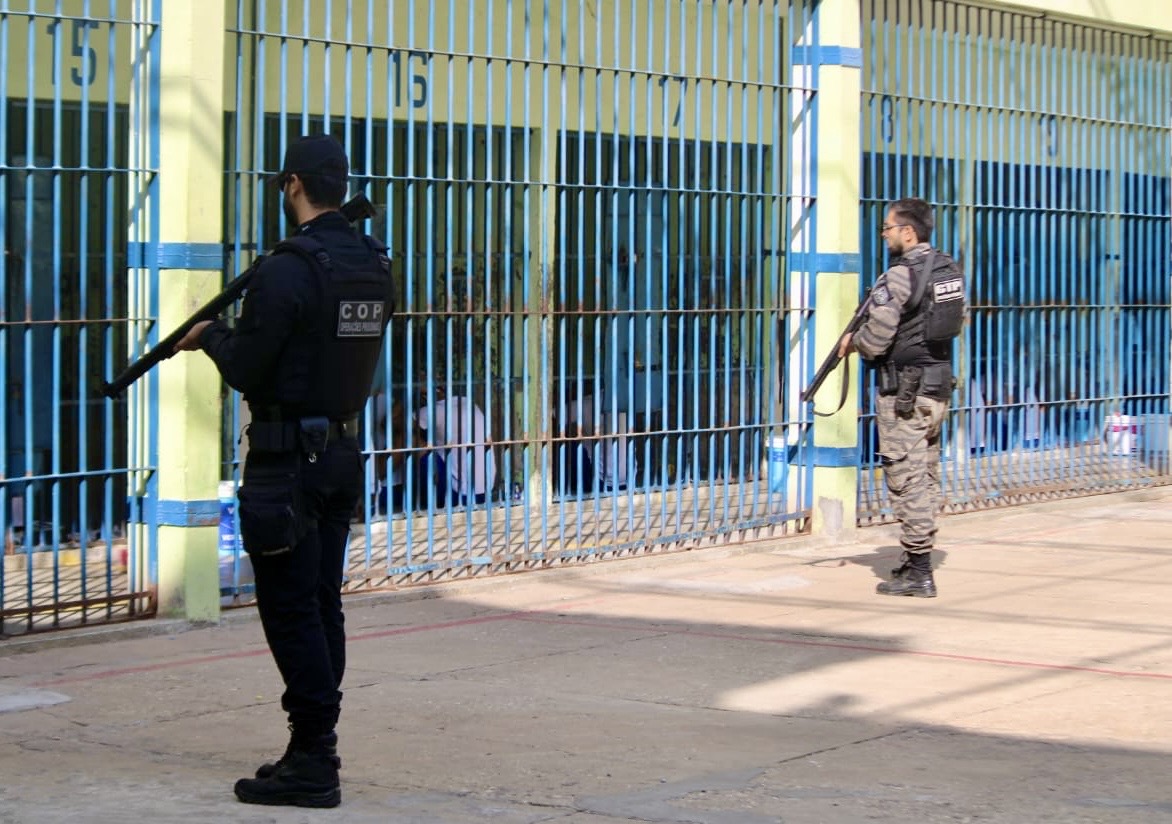 Polícia Penal durante vistoria na antiga Casa de Custódia