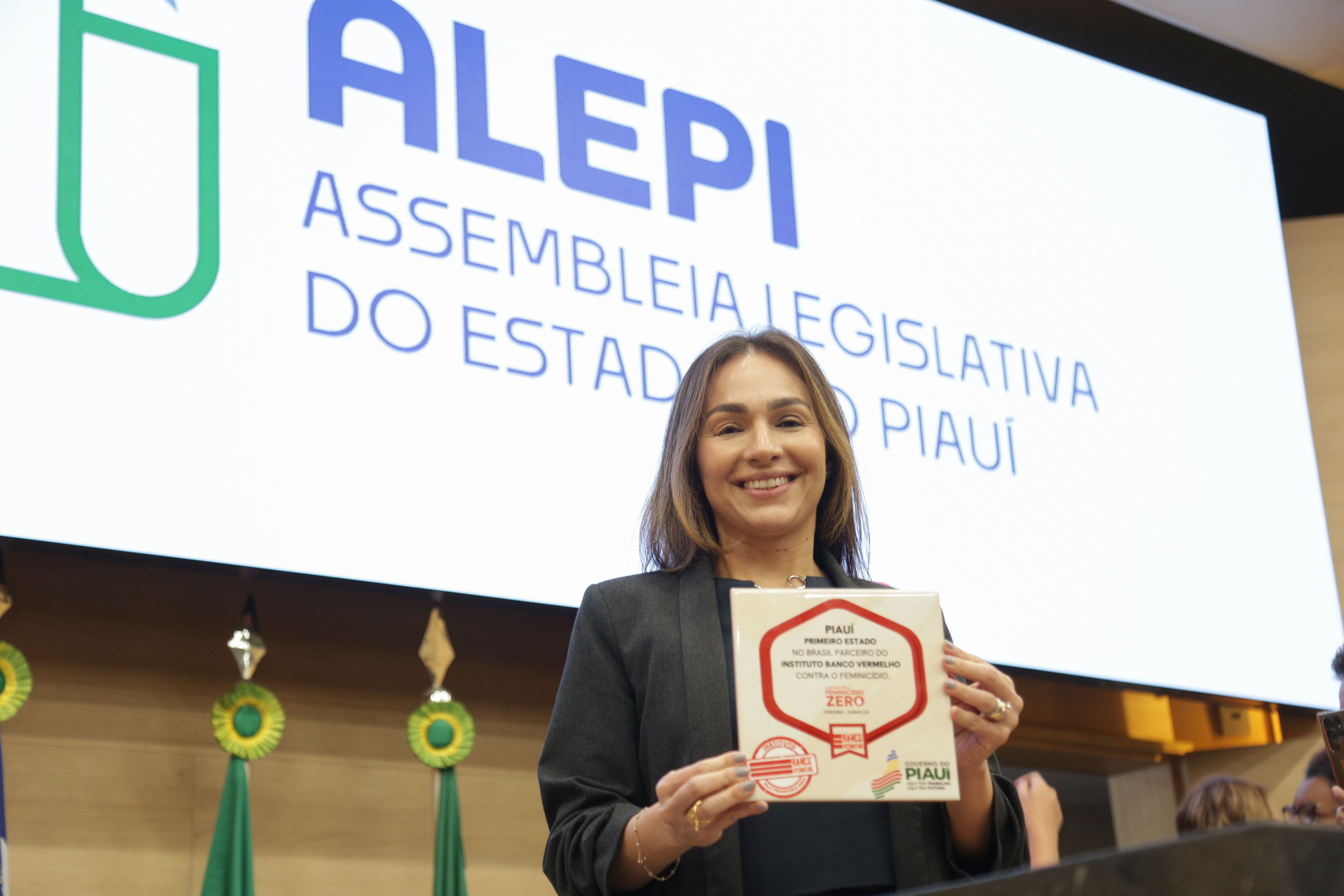 Primeira-dama Isabel Fonteles e Marcelo Nolleto são homenageados com a Medalha do Mérito Legislativo