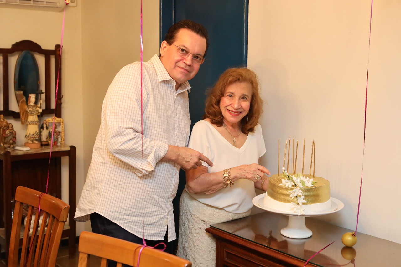 Alvaro Mota e sua mãe Maria Elizalva Ferreira da Rocha Mota