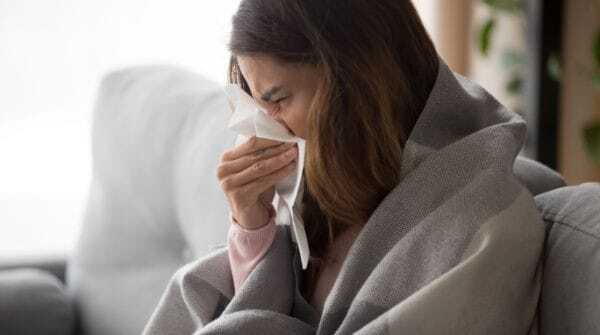 Durante a estação chuvosa há um aumento da incidência de espirros, coriza (secreção nasal), obstrução nasal (entupimento do nariz), dor com sensação de peso no rosto, dores de garganta e tosse.