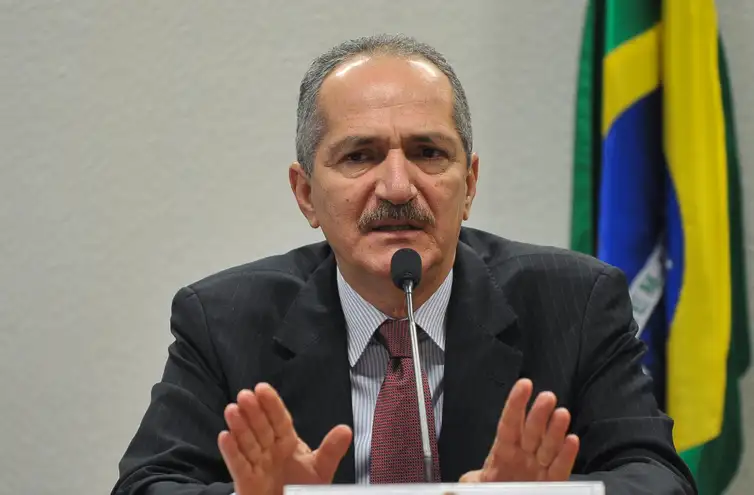 Ex-deputado Aldo Rebelo foi indicado como testemunha do ex-comandante da Marinha Almir Garnier