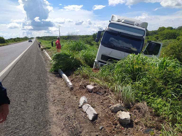 O caminhoneiro bêbado seguia no sentido Picos-Alegrete quando sofreu o acidente