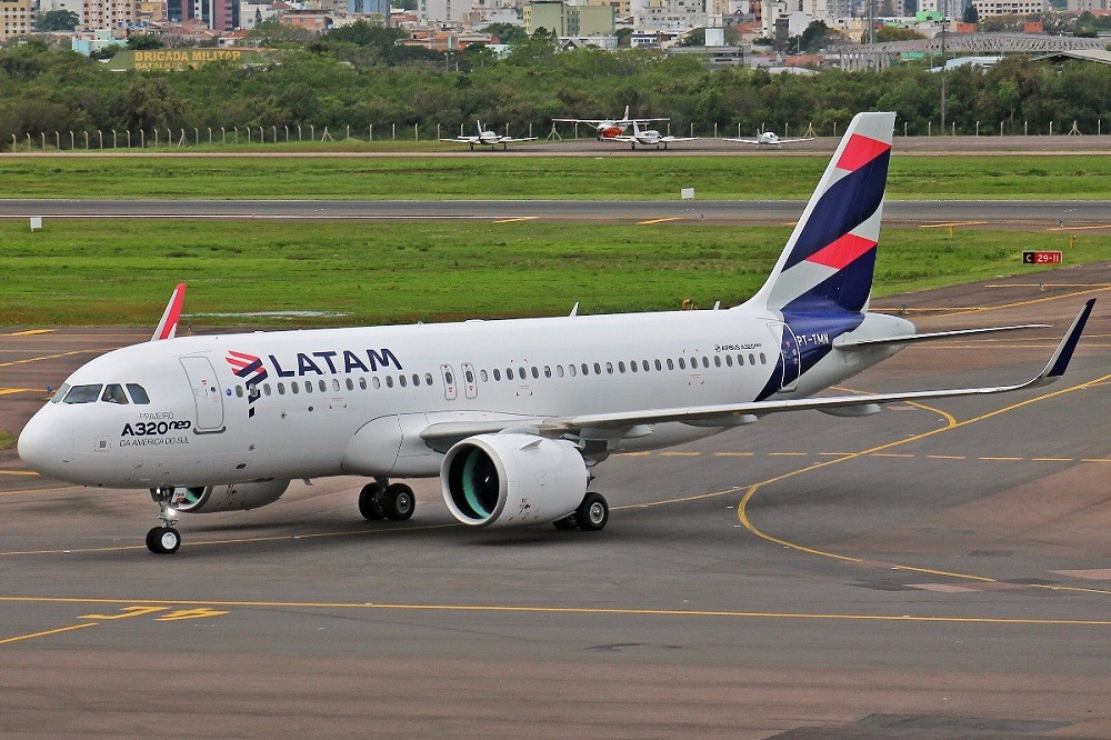 pousos e decolagens 🇧🇷 latam secando a pista em Teresina #latam #a