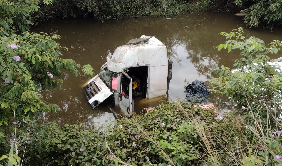 Caminhão cai dentro de rio em Campo Maior