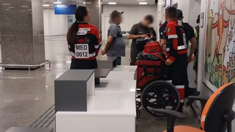 A equipe médica do aeroporto realizou os procedimentos de reanimação, porém, sem sucesso