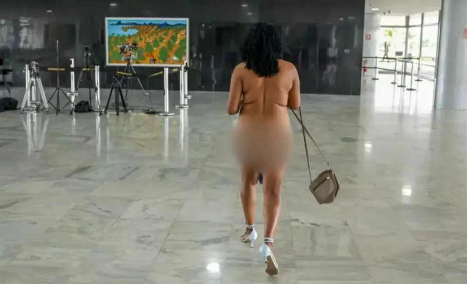 Mulher nua invade Palácio do Planalto