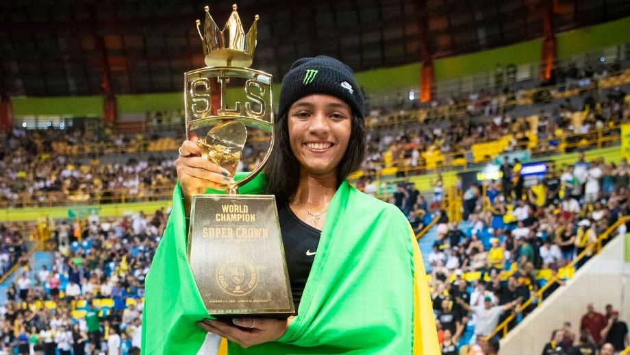 Rayssa Leal, skatista brasileira, com o troféu da SLS Super Crown 2023
