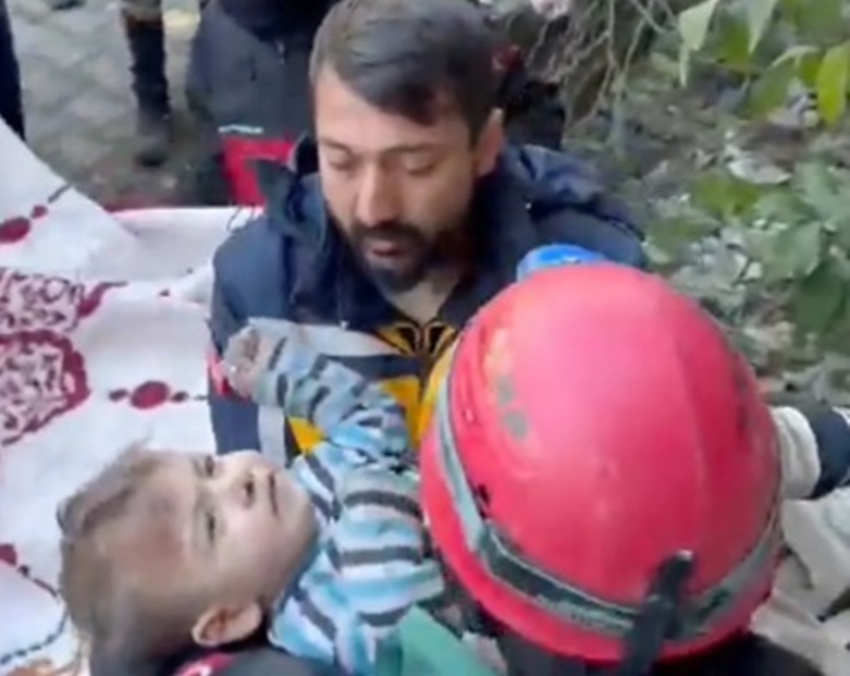 Criança é resgatada dos escombros