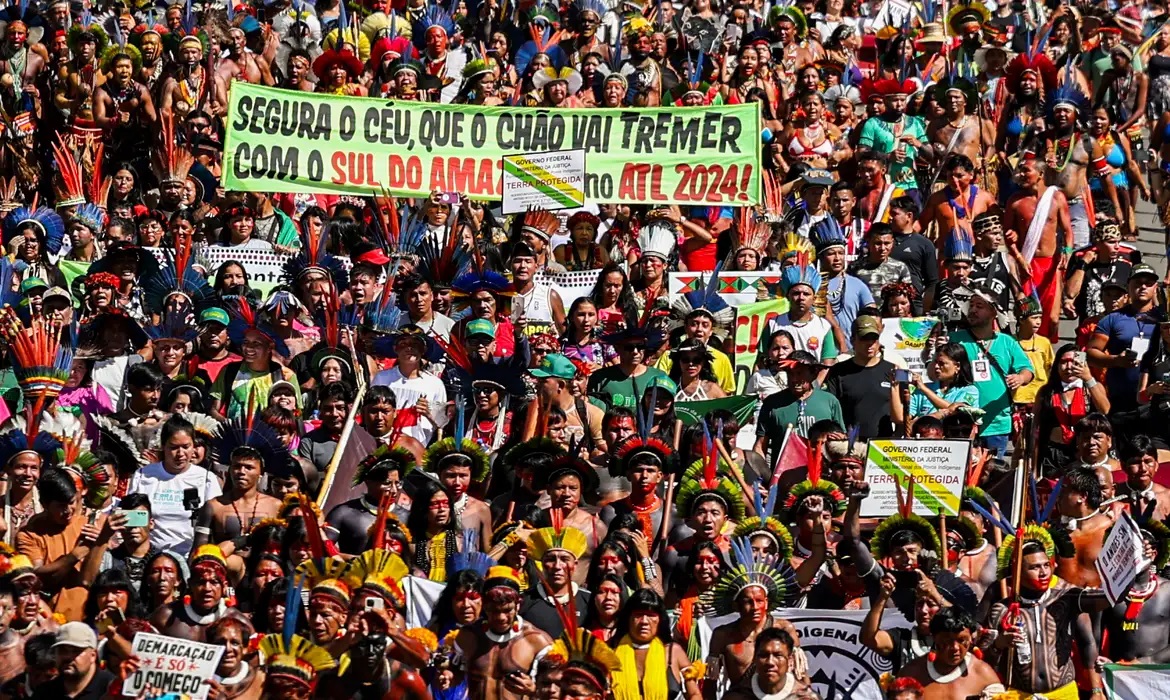 Povos indígenas brasileiros se reúnem no Acampamento Terra Livre, em Brasília