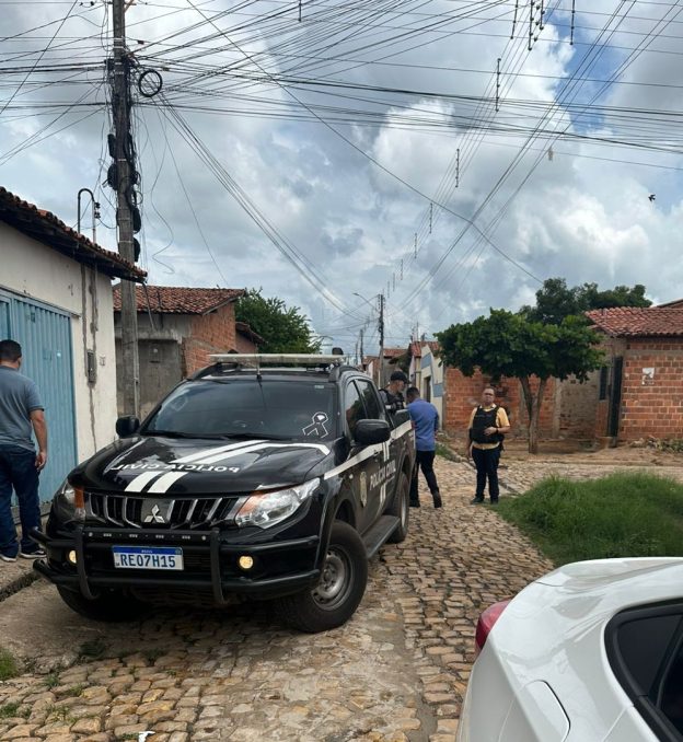 A polícia cumpriu um mandado de busca e apreensão na casa do suspeito