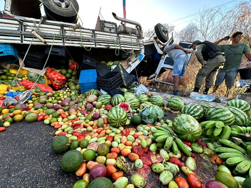 Acidente com caminhão de frutas mata três pessoas