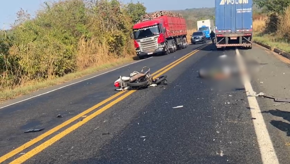 O motociclista não resistiu aos ferimentos e morreu no local