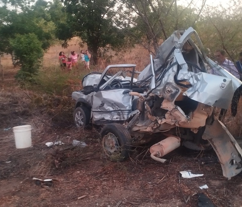 Carro ficou completamente destruído no acidente