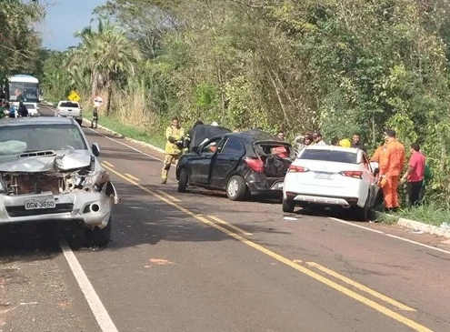 Acidente envolvendo três carros deixa seis pessoas feridas na PI-113