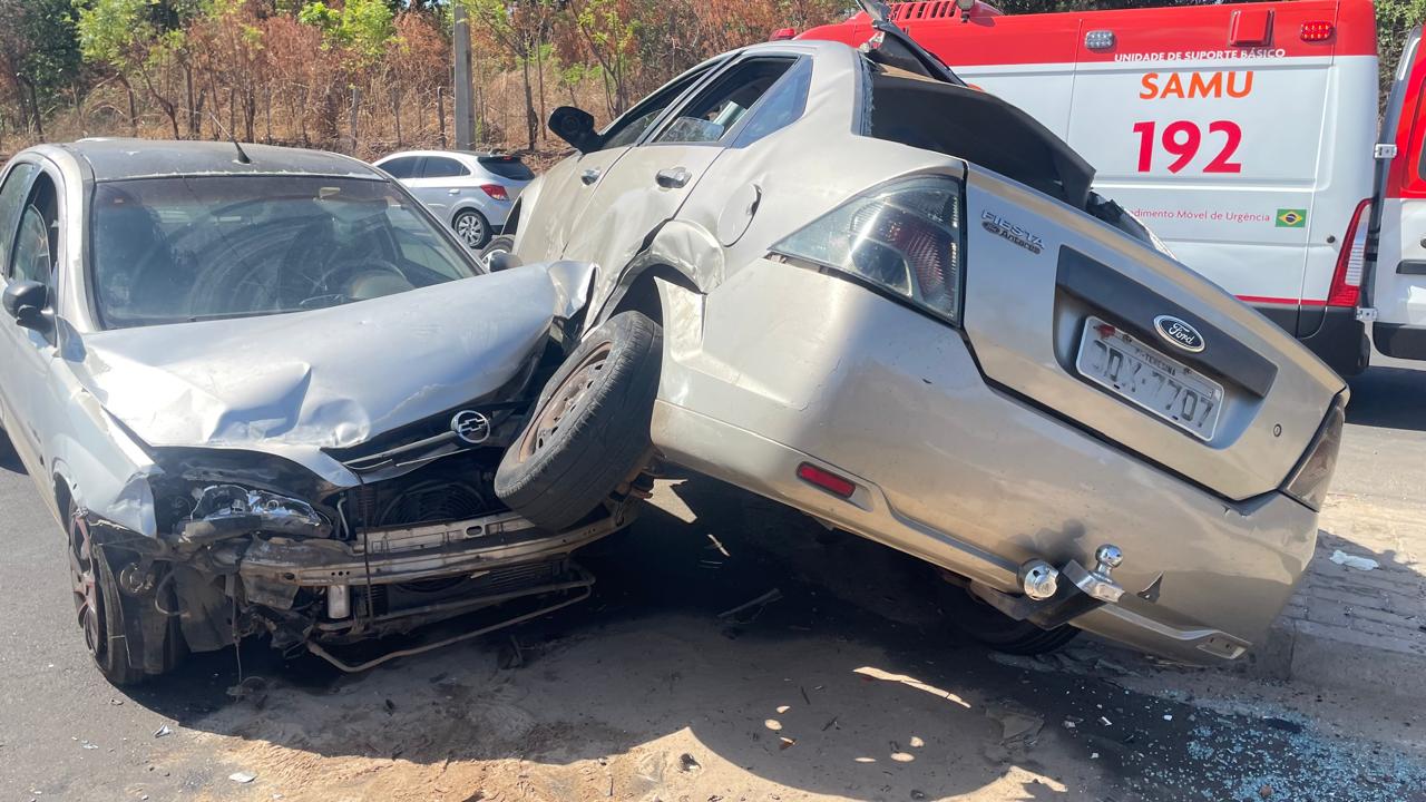 Carro fica sobre outro veículo após capotar em acidente no bairro Santo Antônio, Zona Sul de Teresina