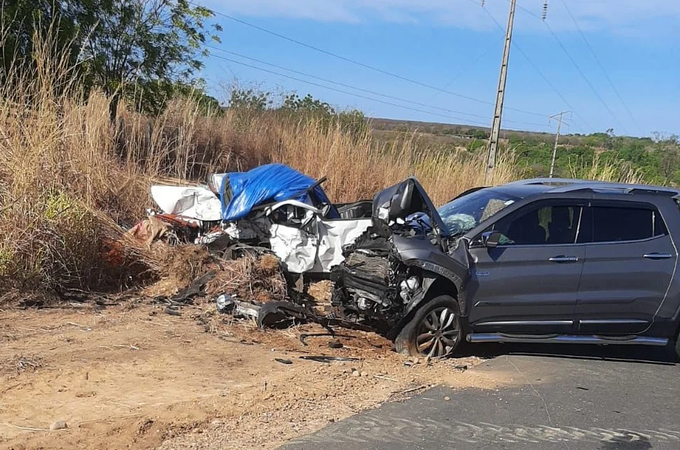 Dois carros colidiram de frente e duas pessoas morreram em Cristino Castro